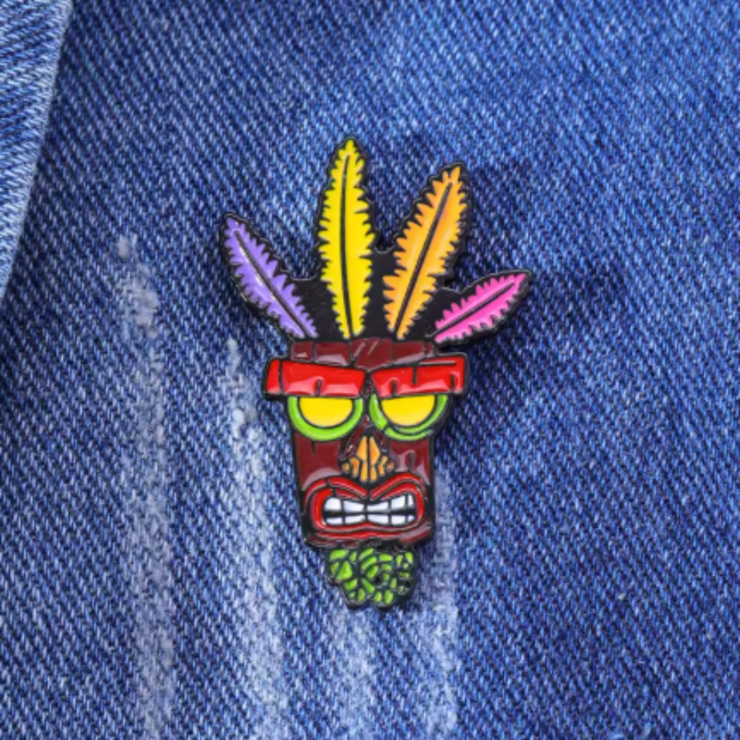 Pin Aku Aku – Protección Mágica en tu Ropa
